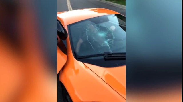 McLaren no respeta paso de peatones y le revientan el parabrisas