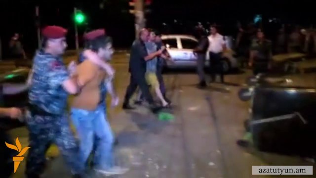 Полиция за считанные минуты очистила от митингующих территорю у здания полиции