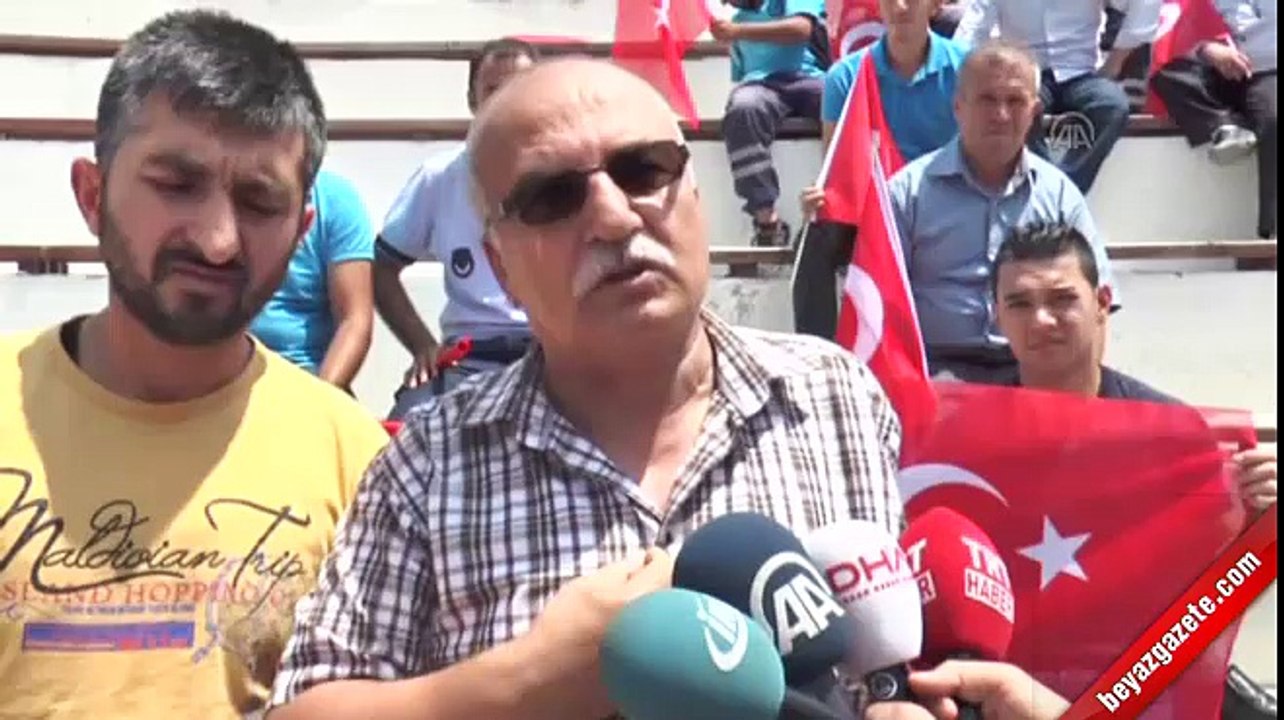 Kadınlar 'Bizi ezmeden geçemezsiniz' diyerek askerleri engellediler