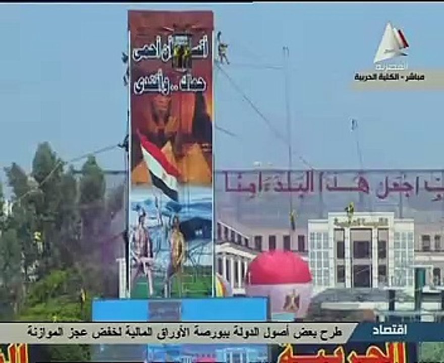 بالفيديو.. السيسى يشاهد عرض الصاعقة لخريجى "الحربية" بمشاركة طلاب "الشرطة"