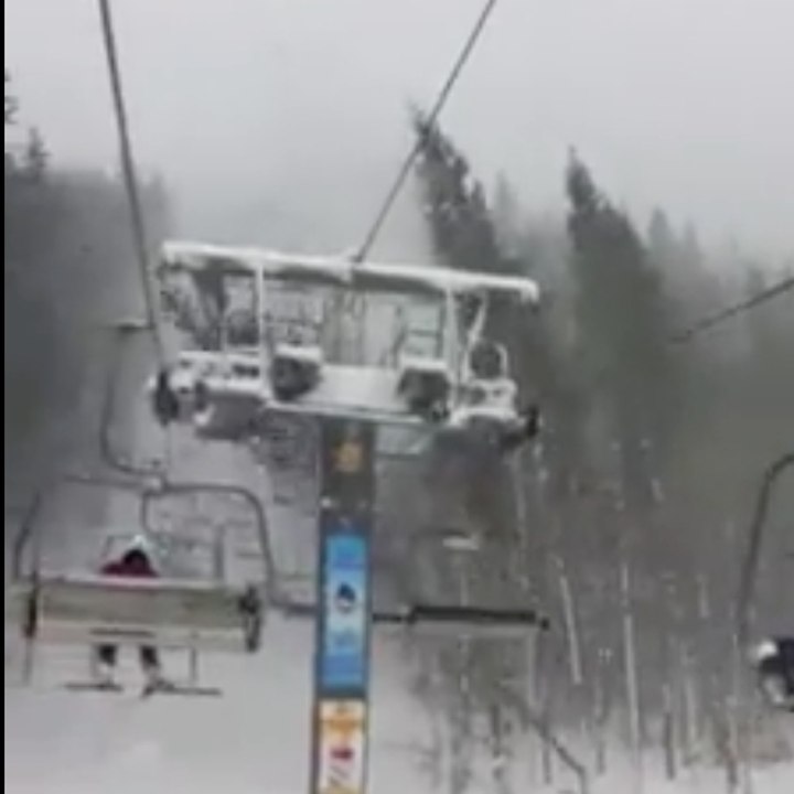 Un arbre s'abat sur un télésiège