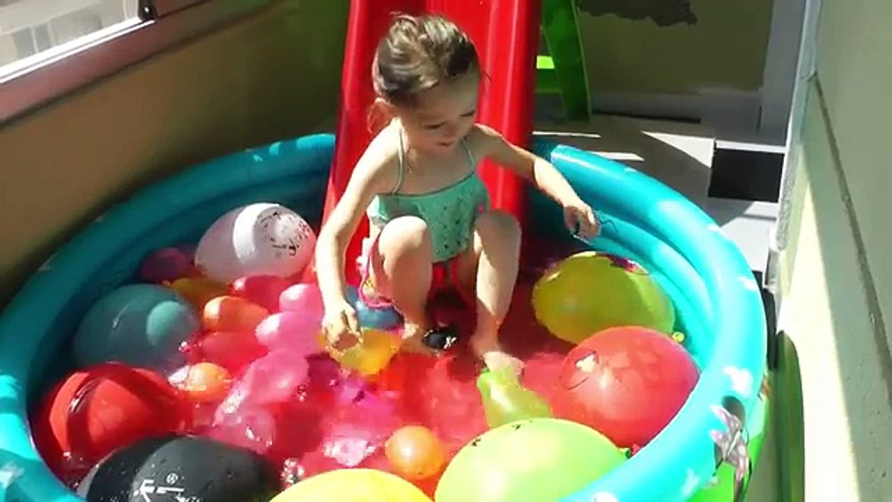 Balon Havuzu - İçi Su Dolu Balonları Patlatma