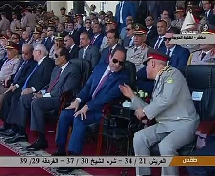 بالفيديو.. حديث جانبى بين السيسى ووزير الدفاع بحفل تخرج الكلية الحربية