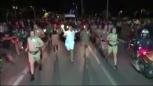 Un homme mécontent tente d’éteindre la flamme olympique avec un extincteur !