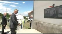 Cumhurbaşkanı Taçi, Savaşta Hayatını Kaybeden Sırpların Mezarına Çiçek Koydu