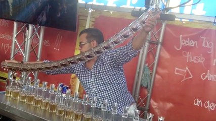 Un barman réalise un incroyable cocktail