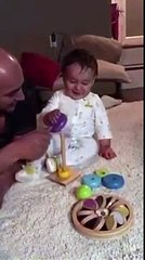 Ce papa dorlote son bout de chou, mais la réaction qu’il a vous fera fondre