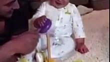 Ce papa dorlote son bout de chou, mais la réaction qu’il a vous fera fondre