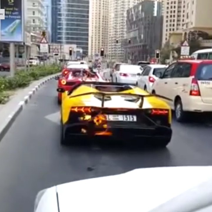 Le conducteur s’enflamme, sa Lamborghini part en fumée