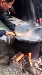 Dekhein Ye Log Saap Ko Zinda Paka Rahe Hein