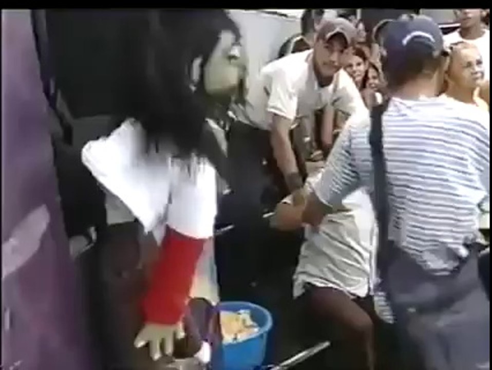 Un playback d'une chanson se termine en baston en direct à la TV !