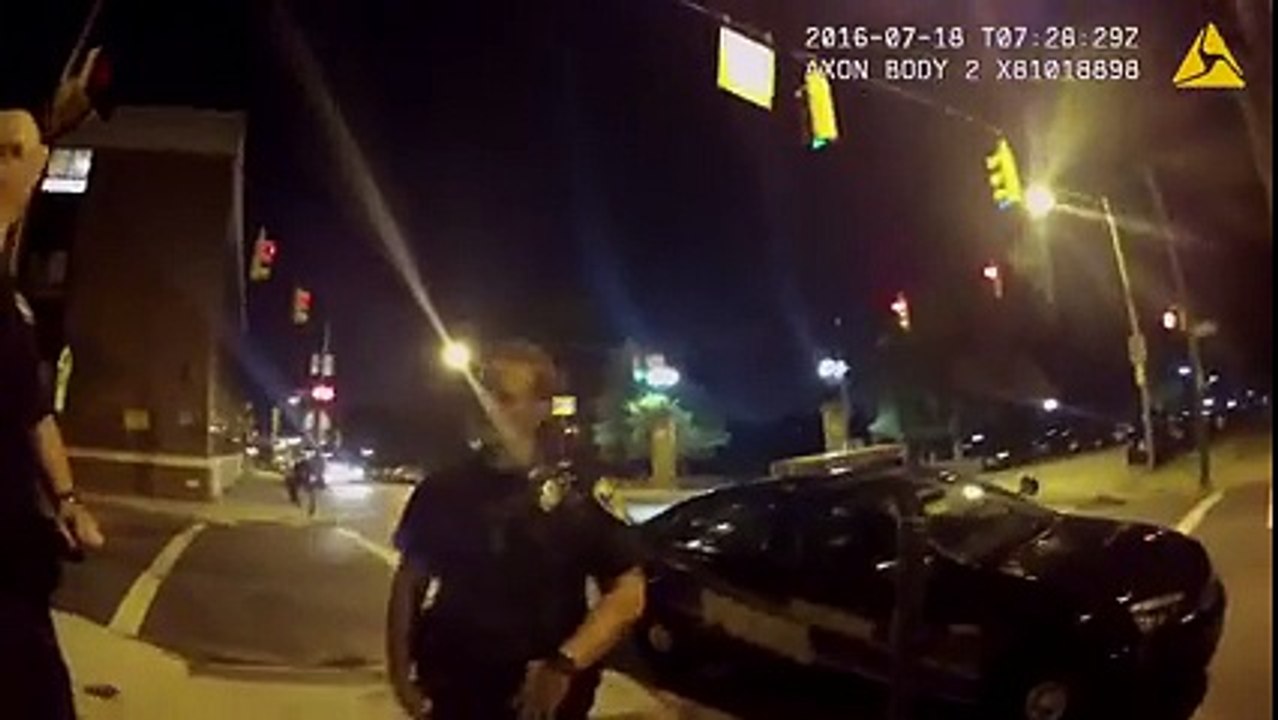 Il joue à Pokémon Go au volant et rentre dans une voiture de police !!