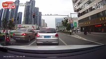 Dashcam caught scooter rider geting hit by a car while she crossed traffic flow