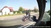 Un gang fait voler une moto avec des ballons d'helium !