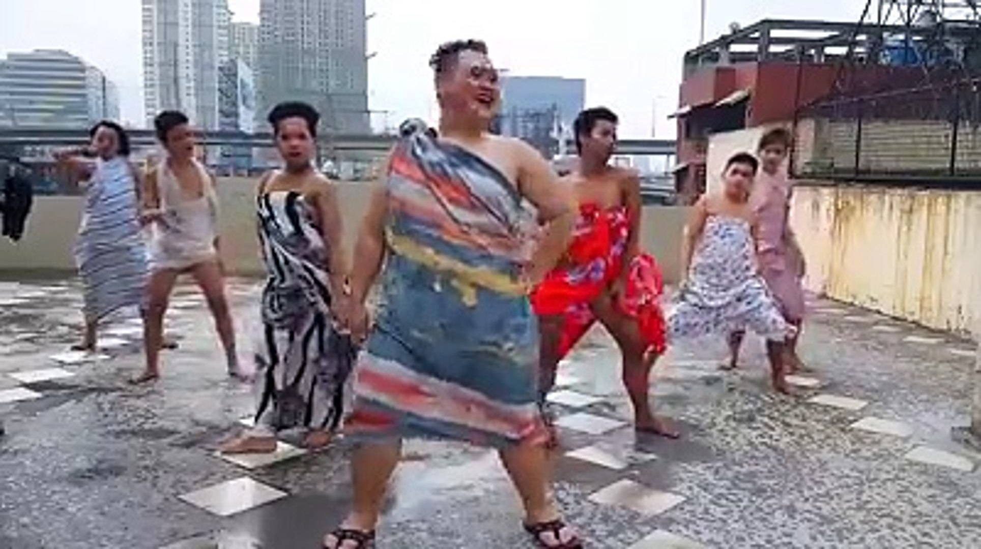 ⁣Danse avec des couches culottes