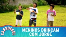 Meninos brincam com Jorge