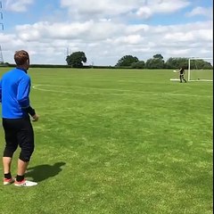 La trajectoire de cette frappe est énorme !