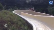 Il fait une énorme chute d'un toboggan ! - Le rewind du jeudi 21 juillet 2016.