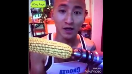 Il s'explose les dents avec le défi con du maïs rotatif