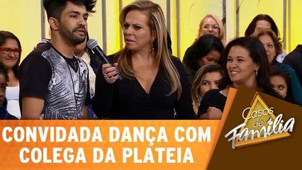 Convidada dança com colega da plateia
