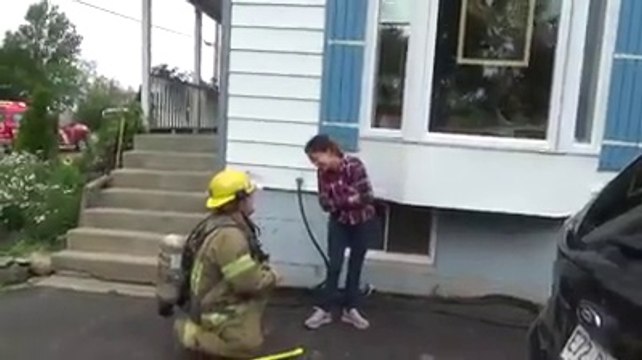 3 camions de pompiers s arrêtent devant chez cette dame... Vous allez vite comprendre pourquoi