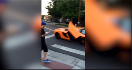Un skateur se venge en explosant le pare-brise d'une McLaren 12C  !