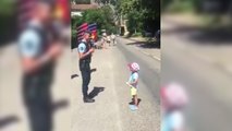 Un petit garçon chante La Marseillaise face à un policier