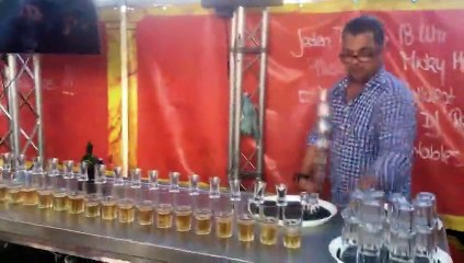 Un barman sert 17 Jägerbombs
