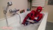 Örümcek Adam Banyo Yapıyor (Batman Joker ve Superman ile birlikte) - Süper Kahramanlar Gerçek Hayatta