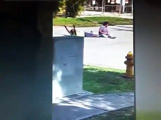 Un homme noir, non armé, allongé au sol se fait tirer dessus par des policiers