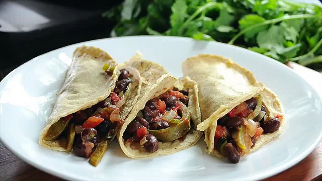 Mira cómo preparar unos tacos vegetarianos