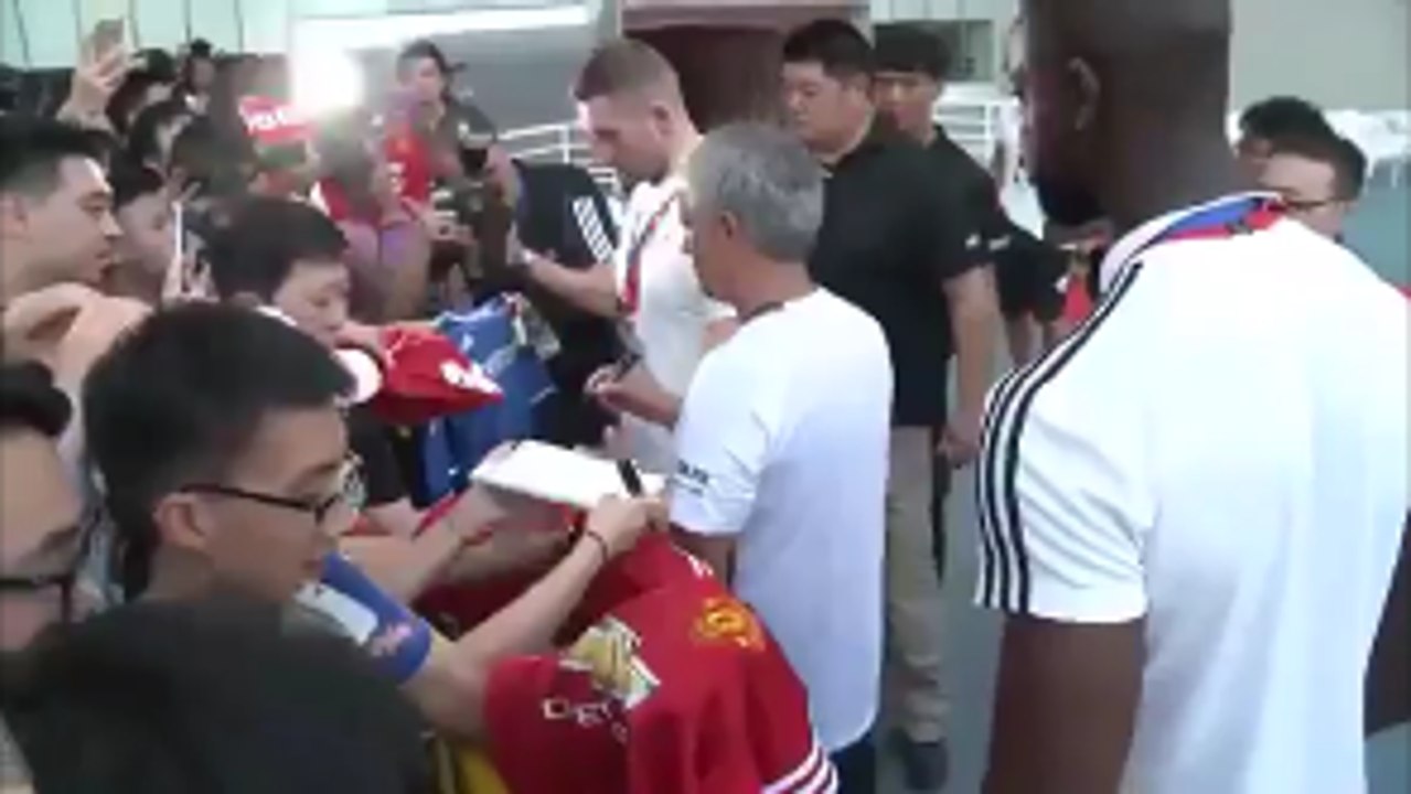 Jose Mourinho Refuses To Sign A Chelsea Shirt!