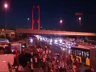 Vatandaş Boğaziçi Köprüsü'nde yürüyerek darbeyi protesto ettiler