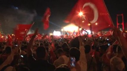 Boğaziçi Köprüsü'nde Darbe Girişimi Protesto Ediliyor