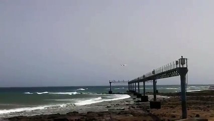 Un avión sorprendió al aterrizar a pocos metros de una playa en España
