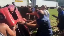 El impresionante rescate de un automovilista que había volcado