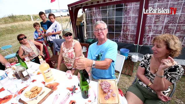 Gérard invite pour l'apéro dans le même camping depuis 43 ans