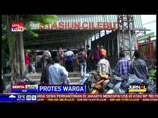 Warga Protes Dilarang Lewat Stasiun Cilebut