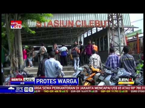 Warga Protes Dilarang Lewat Stasiun Cilebut