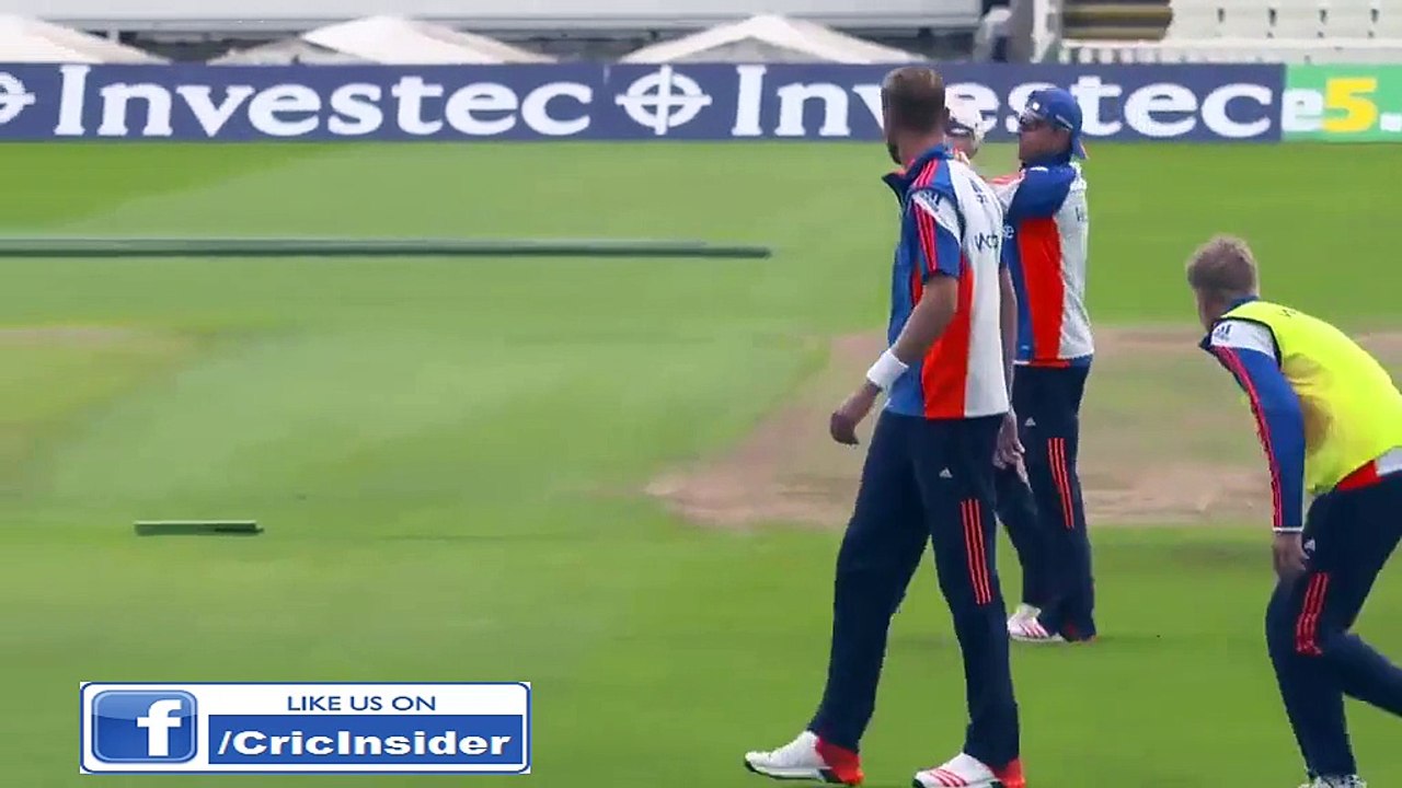 Joe Root pulls Stuart Broad Pants Down