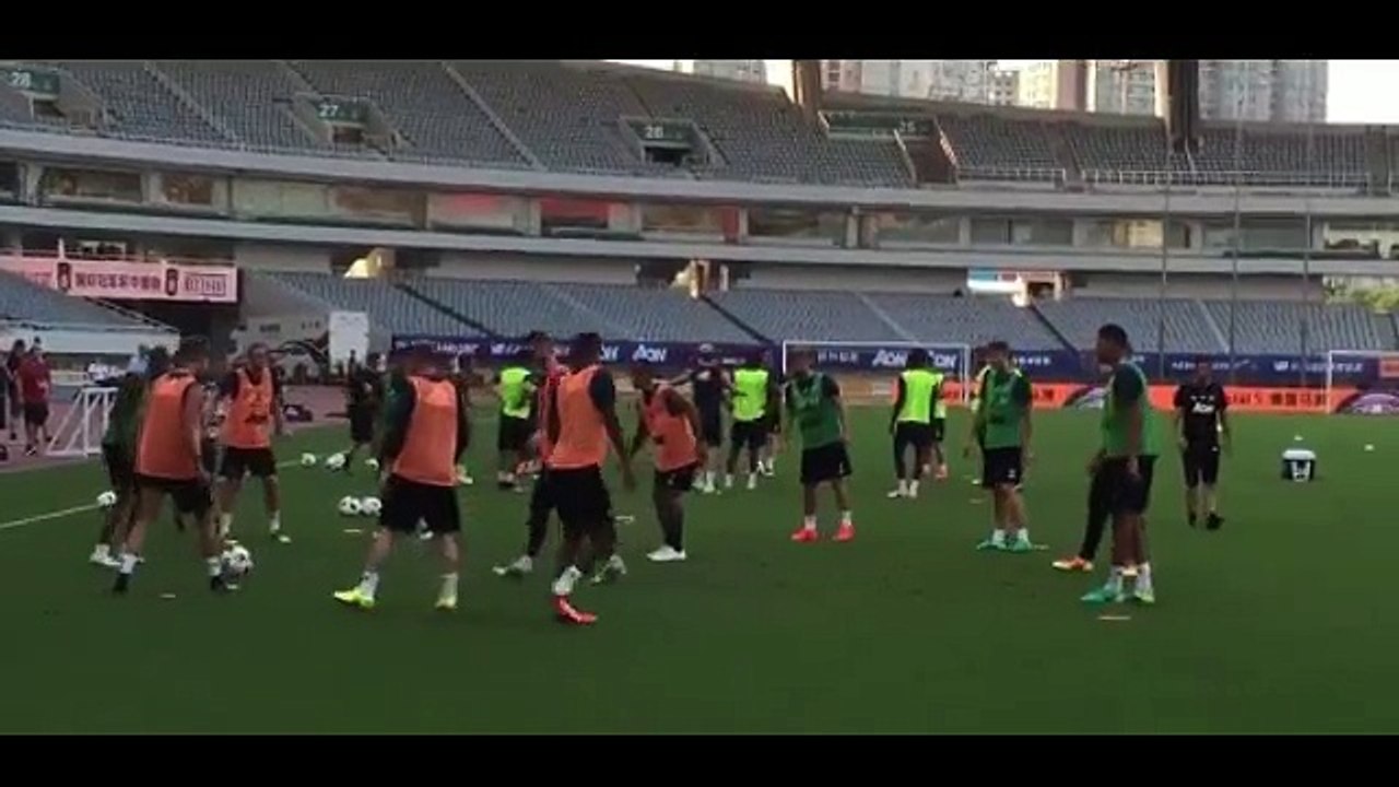 Wayne Rooney prend deux petits ponts et ça fait bien rire ses coéquipiers