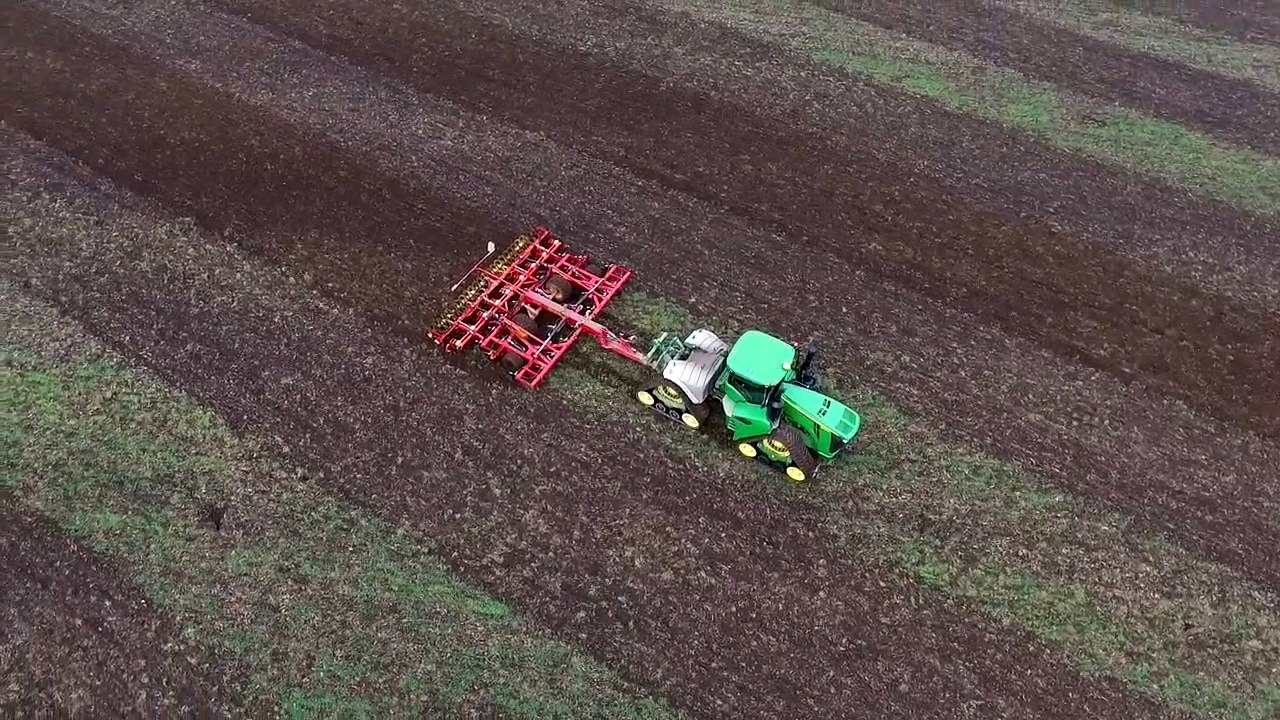 The new John Deere 9RX series tractors – 360° bird’s eye view