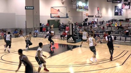 Un lycéen explose un panier sur un dunk