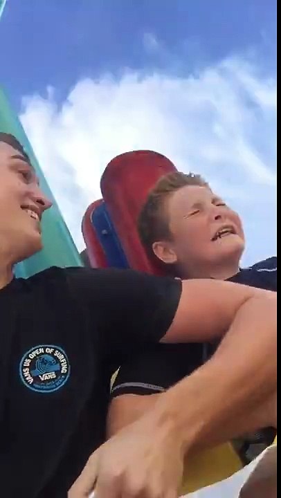 Ce gamin devient fou dans ces montagnes russes et sort toutes les insultes qu'il connait! ahaha