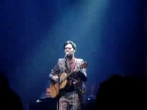 Jake Gyllenhaal singing Rufus Wainwright concert