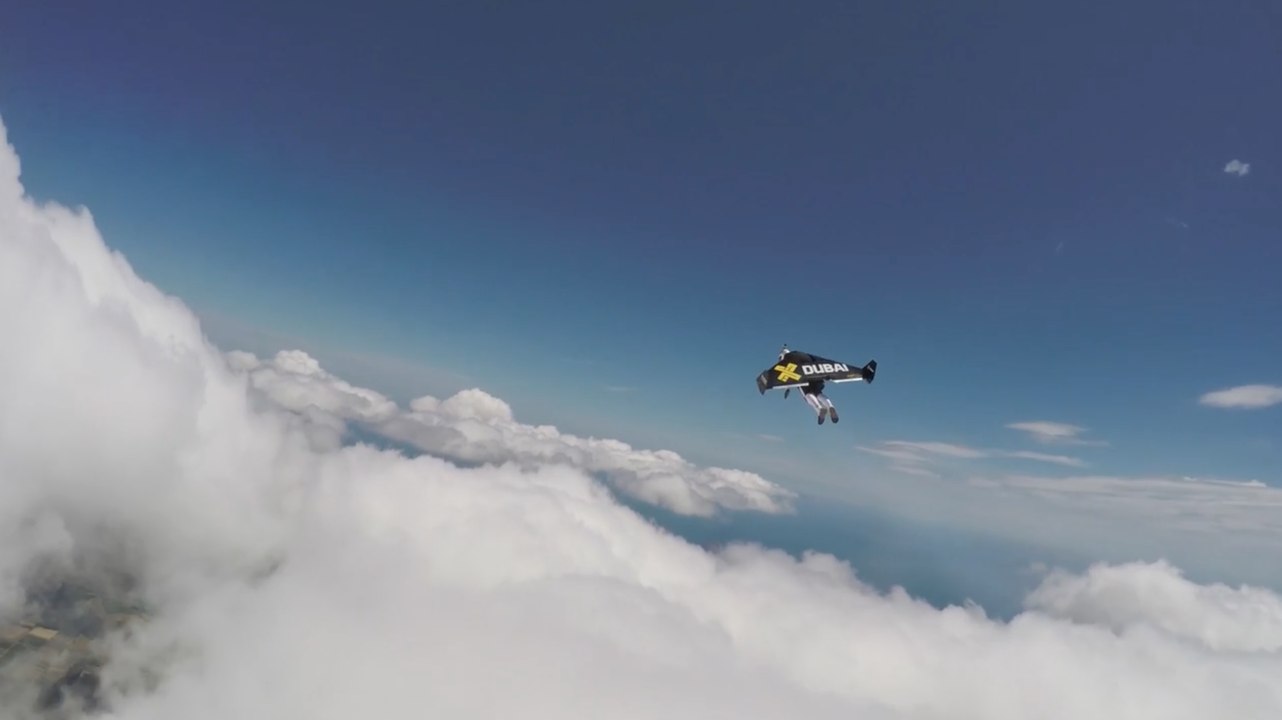 Yves Rossy s'amuse dans les nuages !