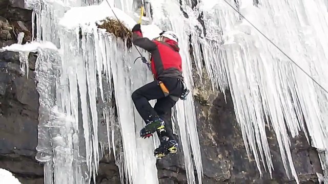 Il tente d'escalader une paroi glacée en train de fondre et ce qui devait arriver, arriva.