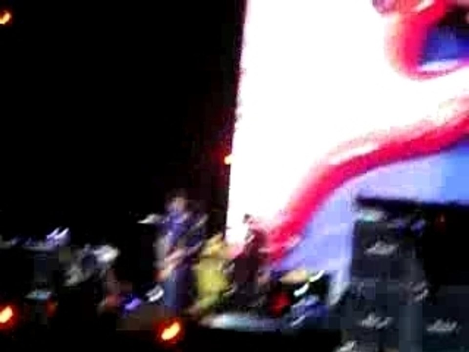 RHCP 6/7/2007:solo intro Californication par Flea&Frusciante
