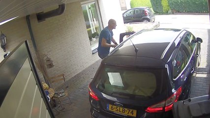 Il aspire sa voiture et va se promener