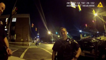 Il joue à Pokémon Go et percute une voiture de police